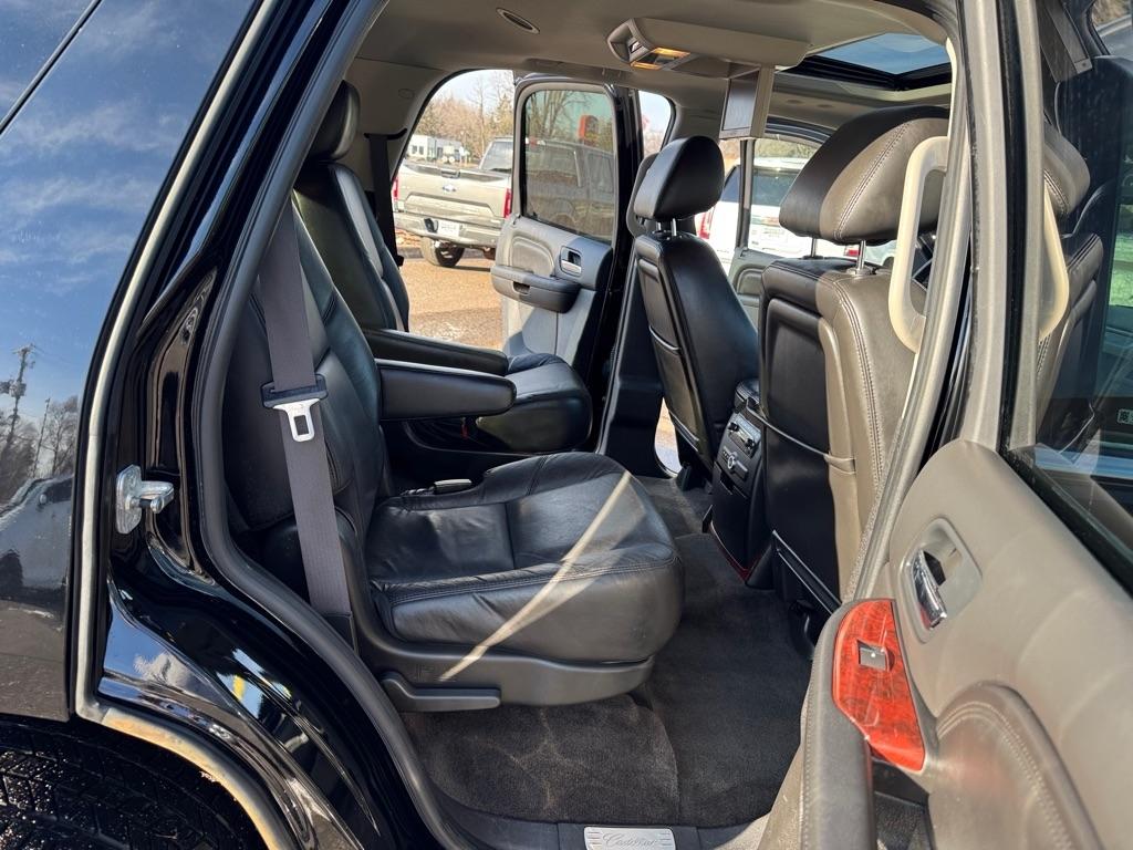 Cadillac Escalade AWD 4dr Luxury 2011