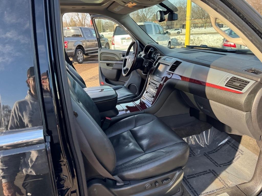 Cadillac Escalade AWD 4dr Luxury 2011