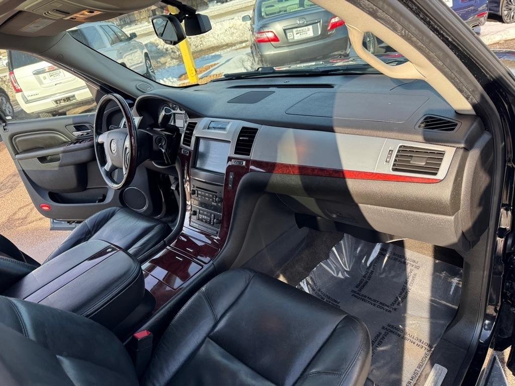 Cadillac Escalade AWD 4dr Luxury 2011