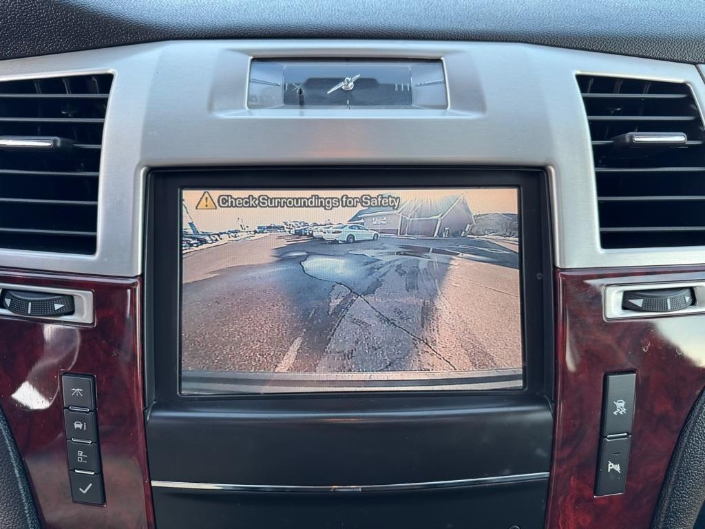 Cadillac Escalade AWD 4dr Luxury 2011