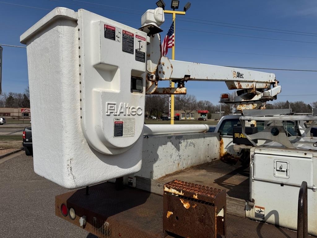 Ford Super Duty F-450 DRW 2WD Reg Cab 141" WB 60" CA XLT 2009