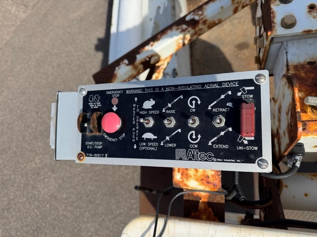 Ford Super Duty F-450 DRW 2WD Reg Cab 141" WB 60" CA XLT 2009