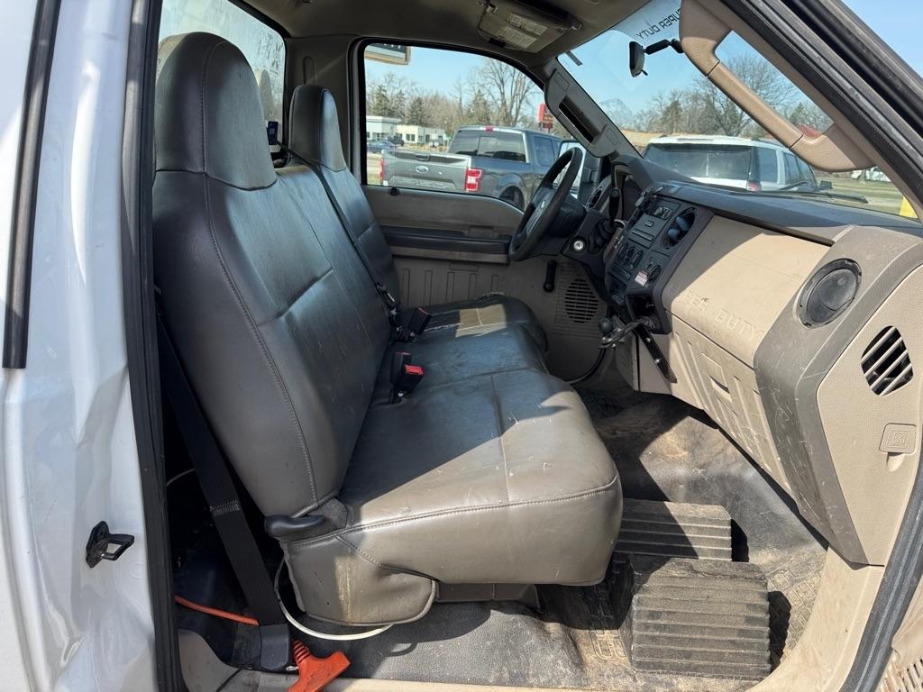 Ford Super Duty F-450 DRW 2WD Reg Cab 141" WB 60" CA XLT 2009