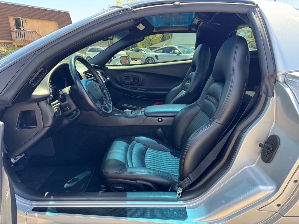 Chevrolet Corvette 2dr Cpe 2001