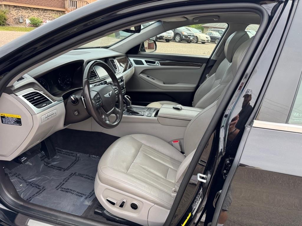 Hyundai Genesis 4dr Sdn V6 3.8L AWD 2015