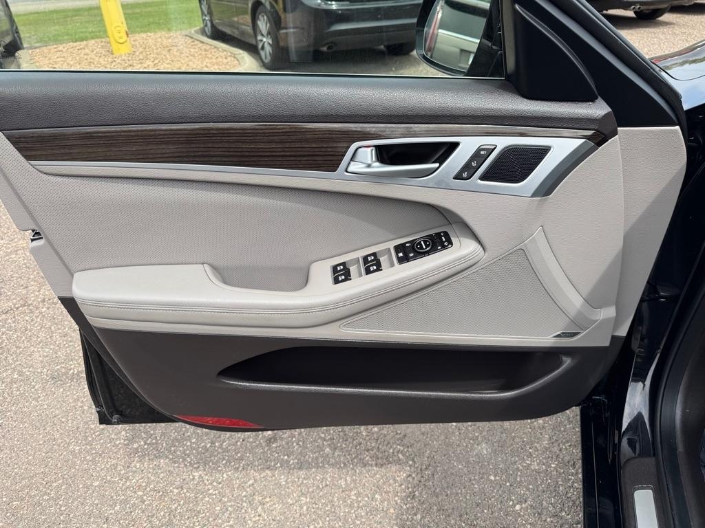 Hyundai Genesis 4dr Sdn V6 3.8L AWD 2015