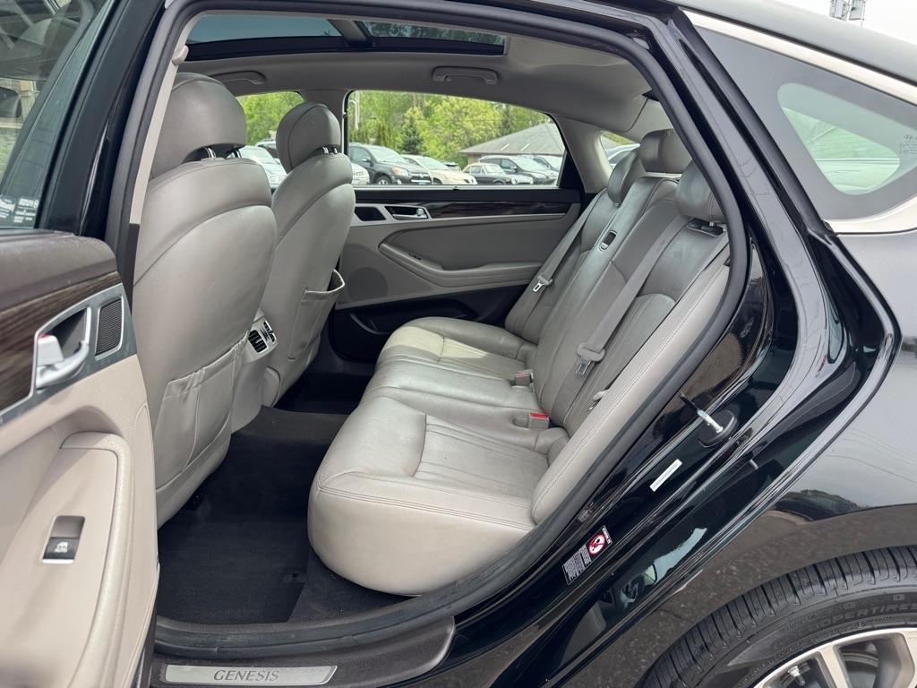 Hyundai Genesis 4dr Sdn V6 3.8L AWD 2015