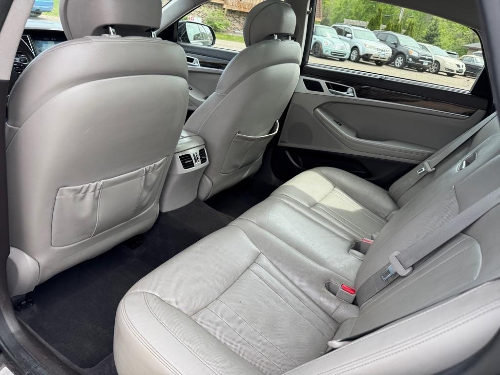 Hyundai Genesis 4dr Sdn V6 3.8L AWD 2015