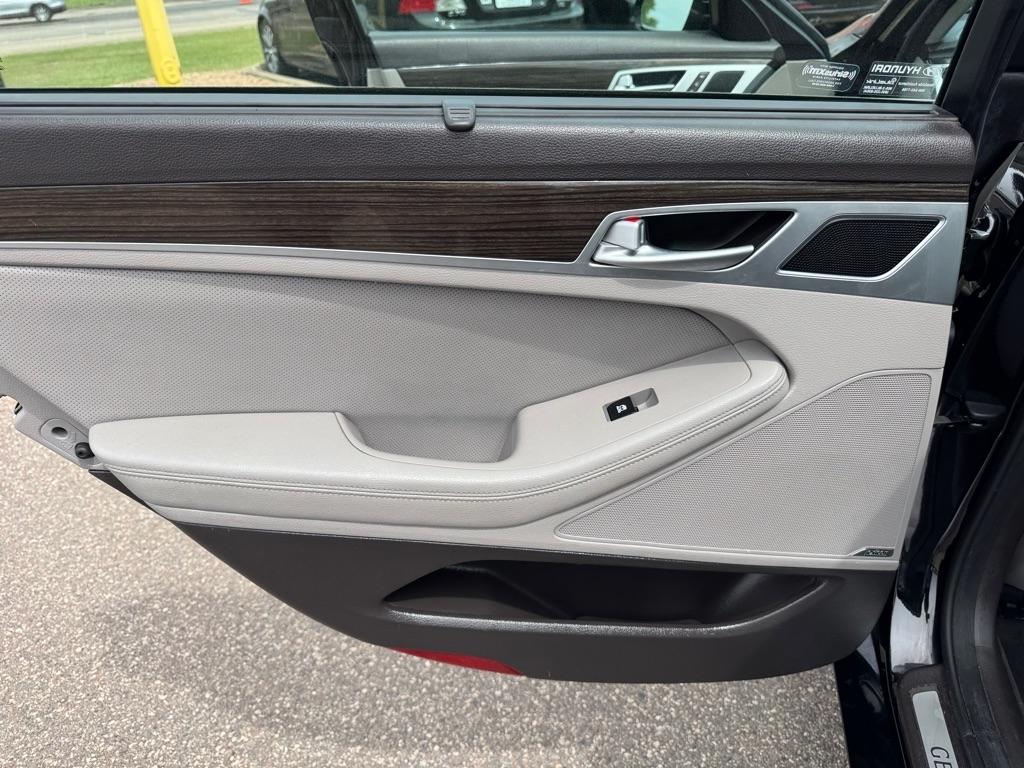 Hyundai Genesis 4dr Sdn V6 3.8L AWD 2015
