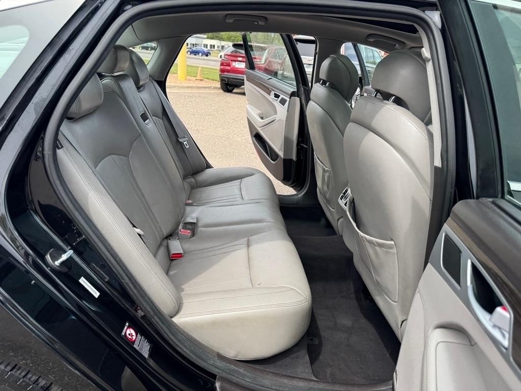 Hyundai Genesis 4dr Sdn V6 3.8L AWD 2015