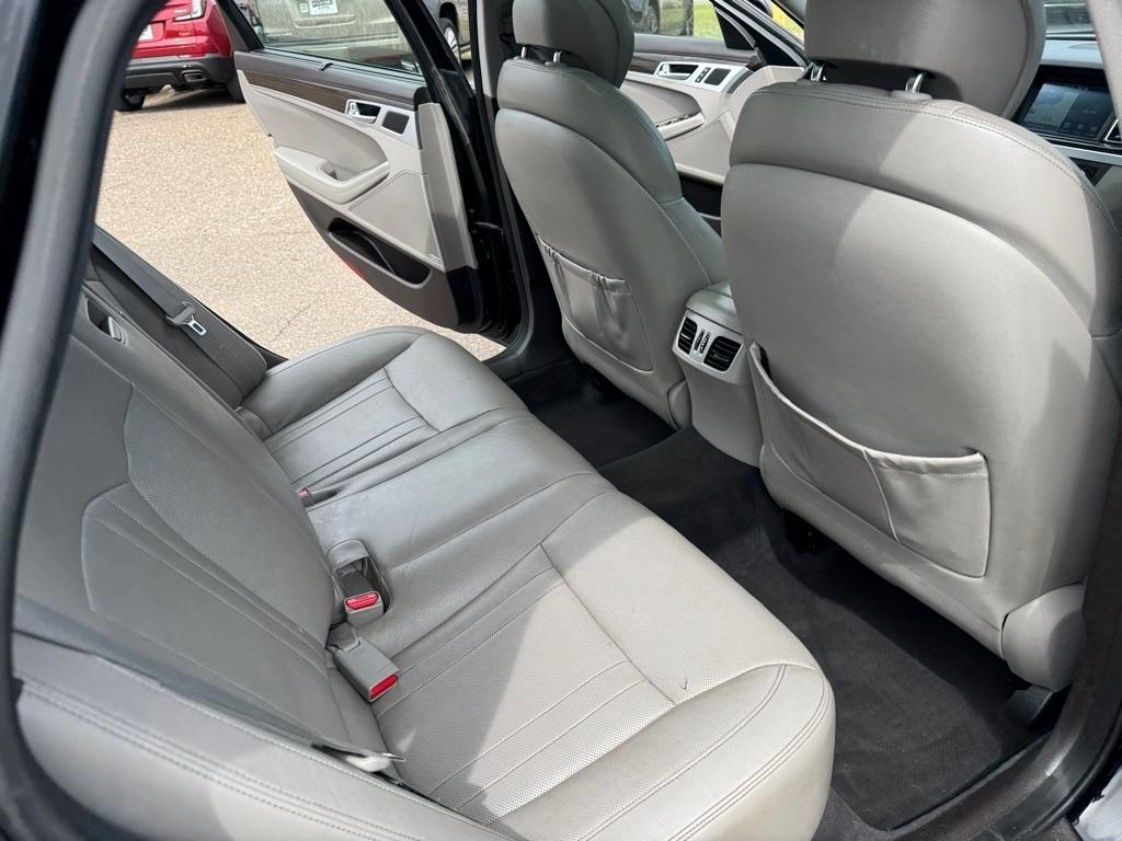 Hyundai Genesis 4dr Sdn V6 3.8L AWD 2015