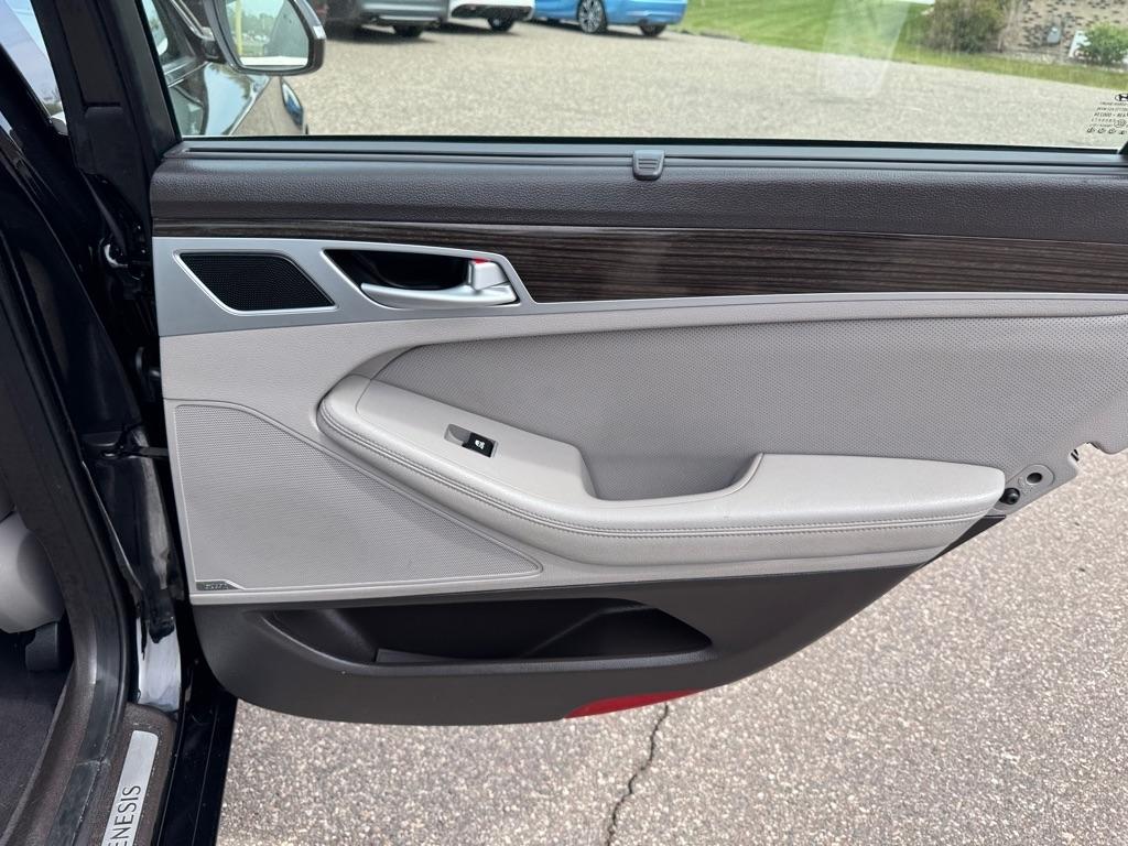 Hyundai Genesis 4dr Sdn V6 3.8L AWD 2015