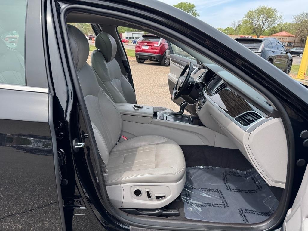 Hyundai Genesis 4dr Sdn V6 3.8L AWD 2015