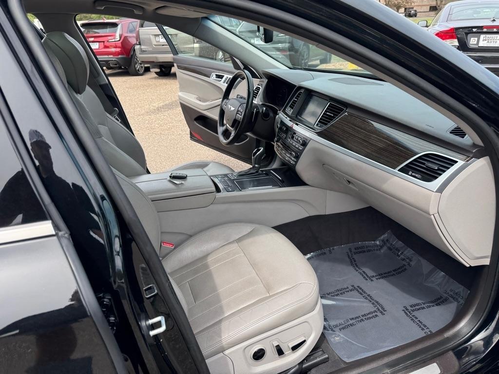 Hyundai Genesis 4dr Sdn V6 3.8L AWD 2015