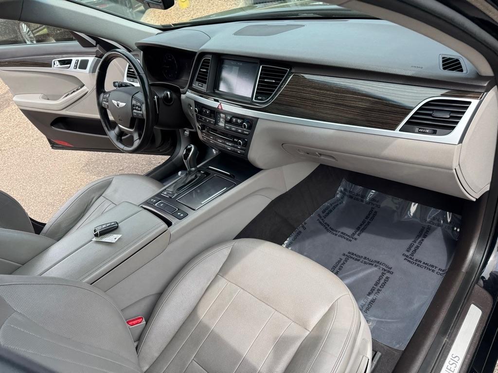 Hyundai Genesis 4dr Sdn V6 3.8L AWD 2015