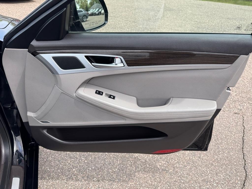 Hyundai Genesis 4dr Sdn V6 3.8L AWD 2015