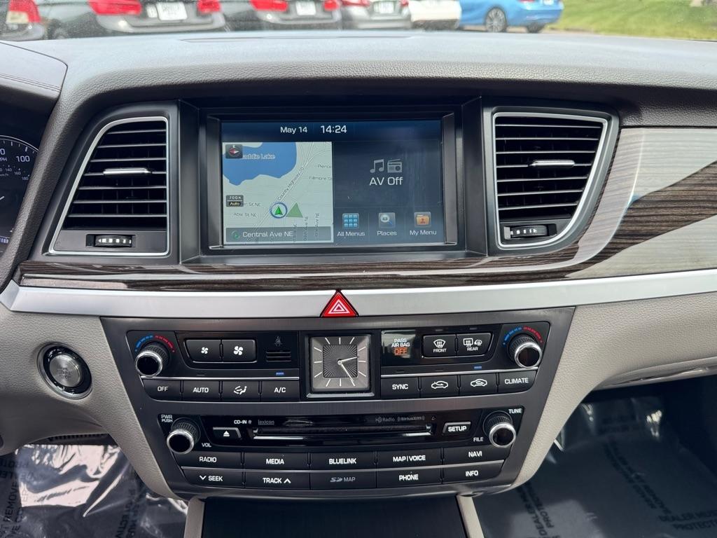 Hyundai Genesis 4dr Sdn V6 3.8L AWD 2015