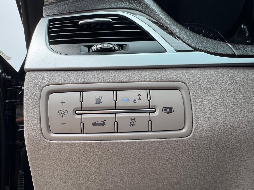 Hyundai Genesis 4dr Sdn V6 3.8L AWD 2015