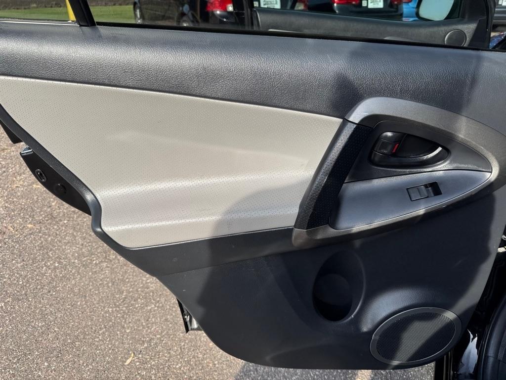 Toyota RAV4 4WD 4dr 4-cyl 4-Spd AT Ltd (Natl) 2011