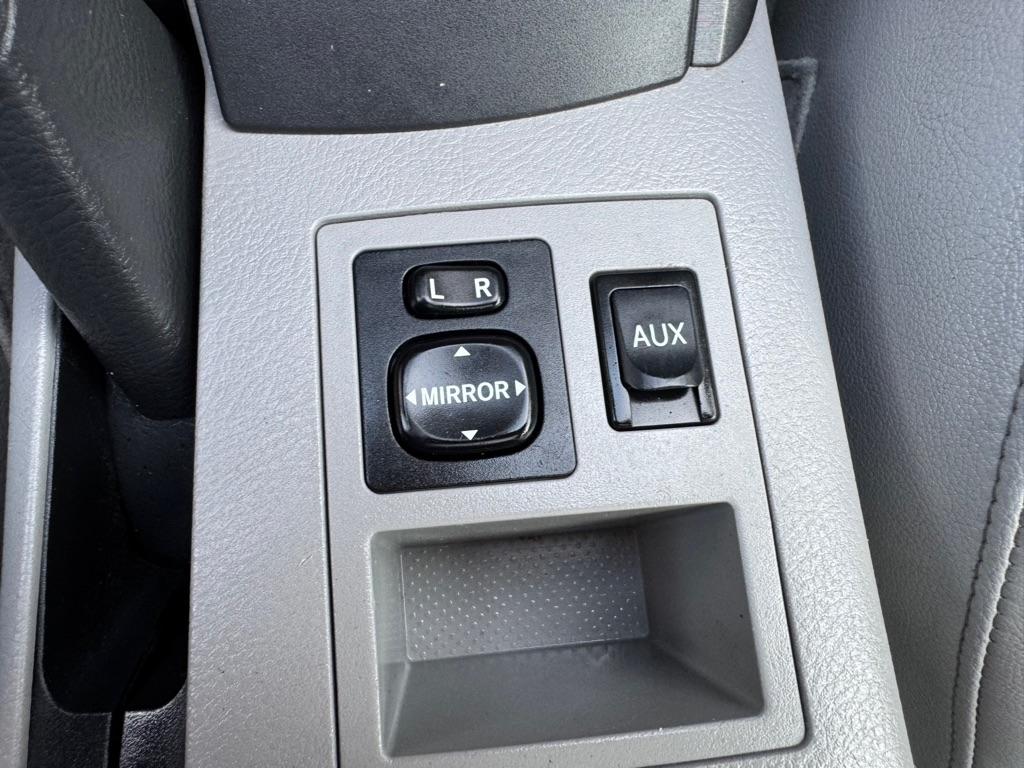 Toyota RAV4 4WD 4dr 4-cyl 4-Spd AT Ltd (Natl) 2011