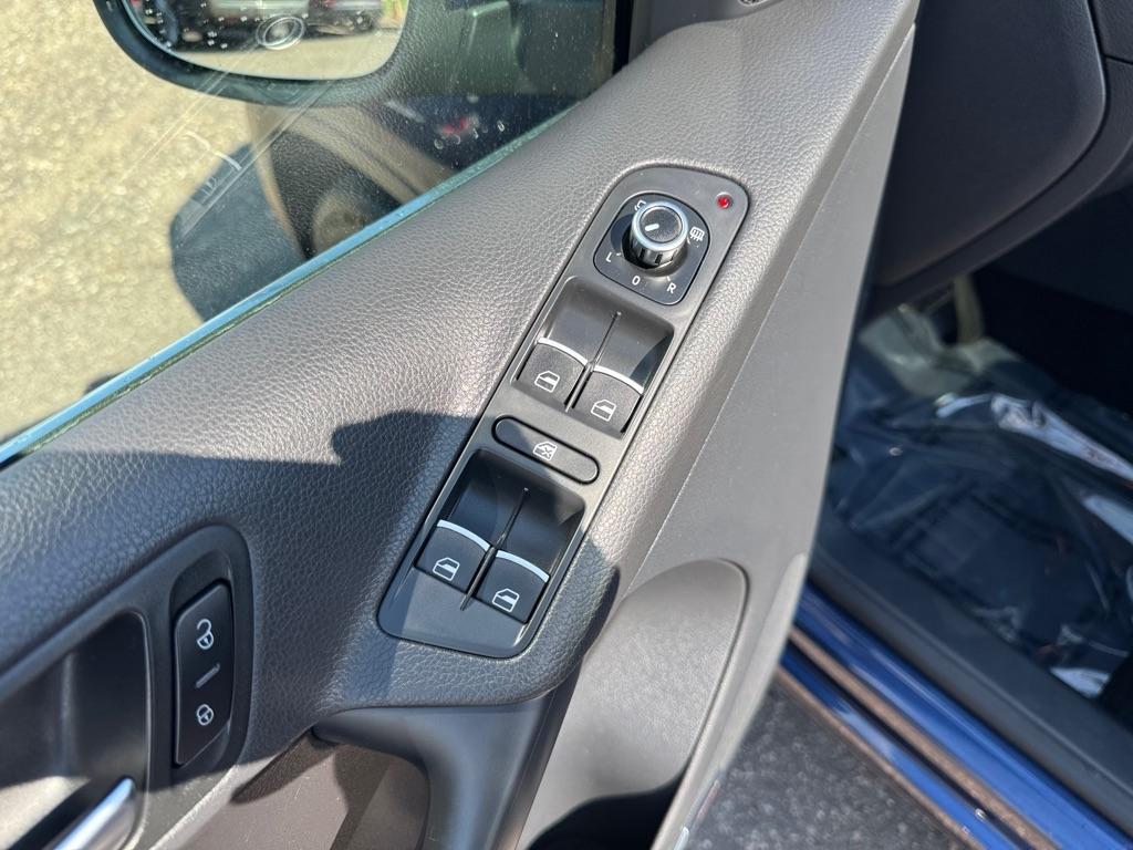 Volkswagen Tiguan 4WD 4dr S 4Motion 2011