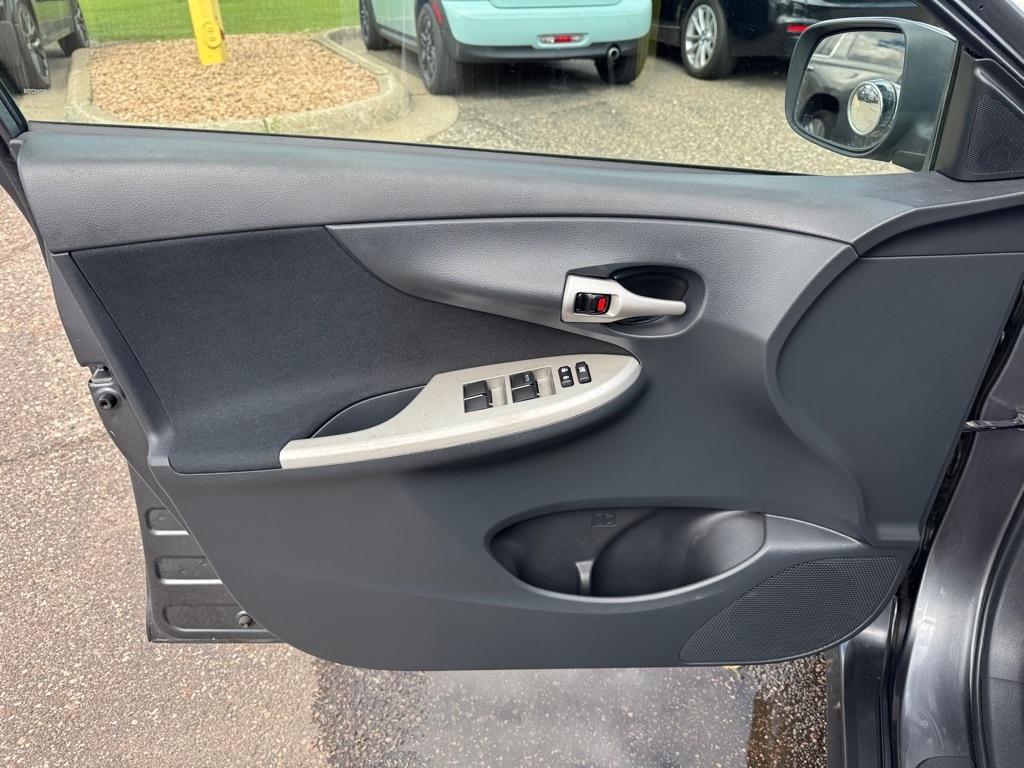 Toyota Corolla 4dr Sdn Auto LE Special Edition (Natl) 2013