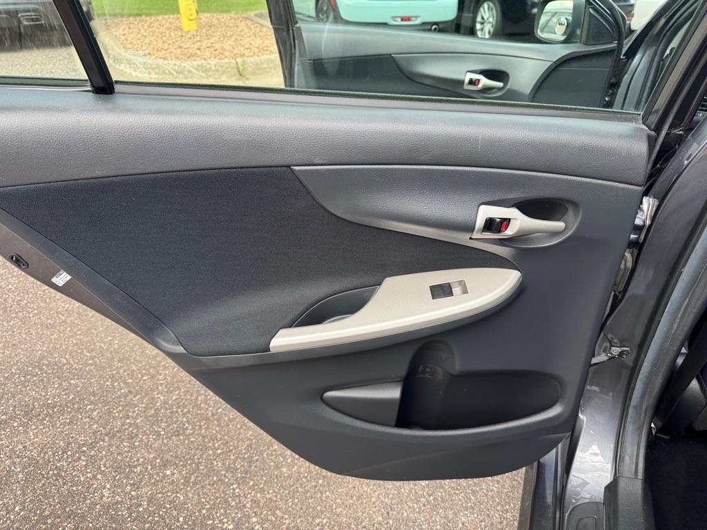 Toyota Corolla 4dr Sdn Auto LE Special Edition (Natl) 2013