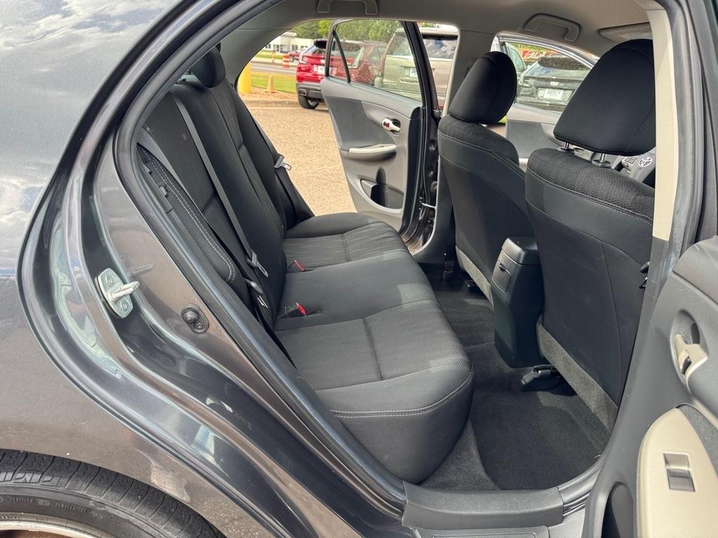 Toyota Corolla 4dr Sdn Auto LE Special Edition (Natl) 2013