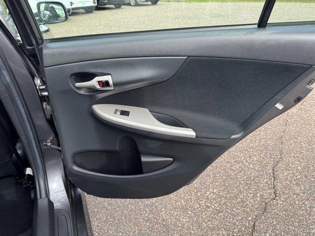 Toyota Corolla 4dr Sdn Auto LE Special Edition (Natl) 2013