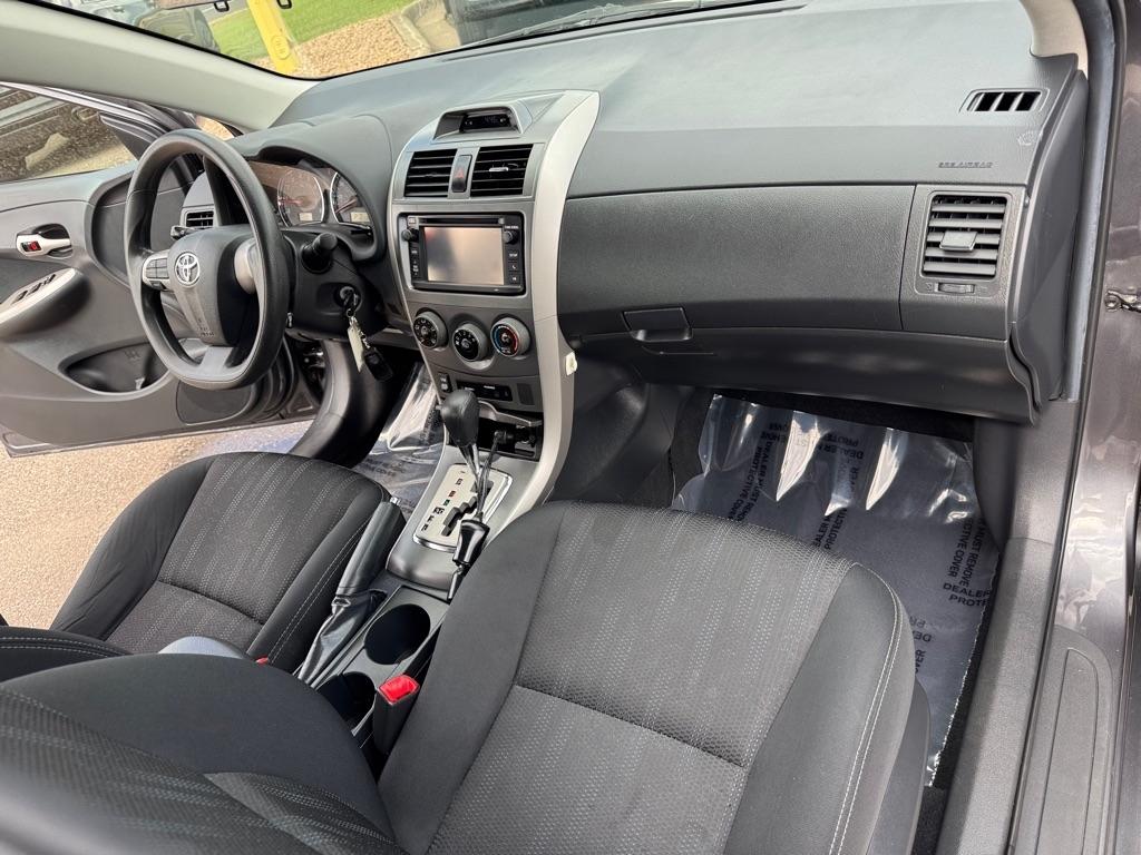 Toyota Corolla 4dr Sdn Auto LE Special Edition (Natl) 2013