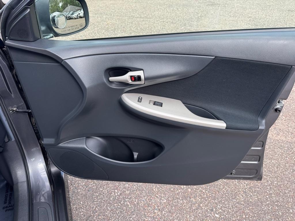 Toyota Corolla 4dr Sdn Auto LE Special Edition (Natl) 2013