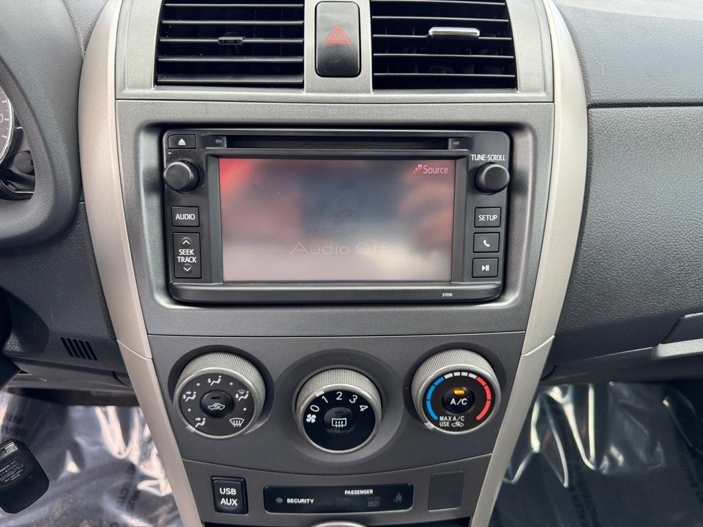 Toyota Corolla 4dr Sdn Auto LE Special Edition (Natl) 2013