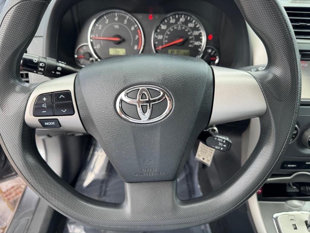 Toyota Corolla 4dr Sdn Auto LE Special Edition (Natl) 2013