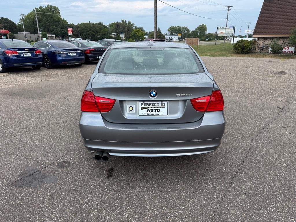 BMW 3 Series 4dr Sdn 328i xDrive AWD 2011