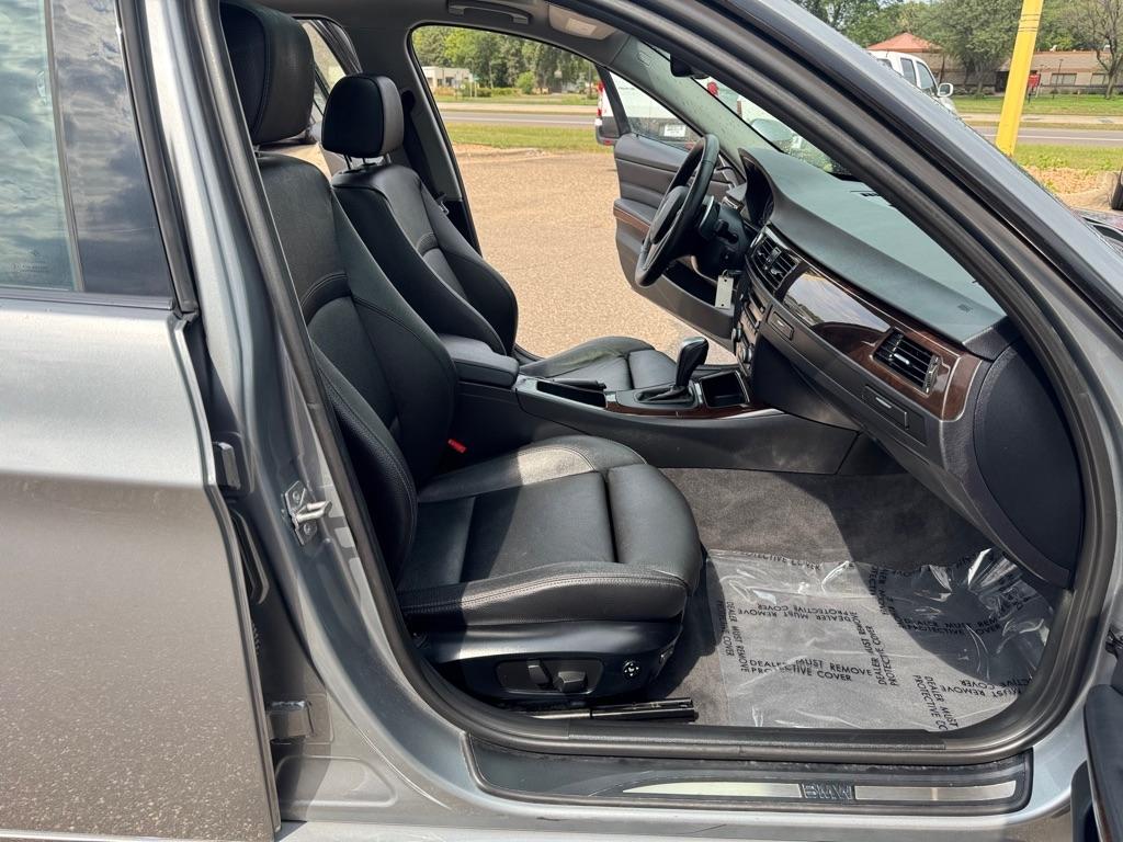 BMW 3 Series 4dr Sdn 328i xDrive AWD 2011