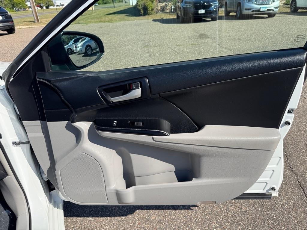 Toyota Camry 4dr Sdn I4 Auto XLE (Natl) 2013