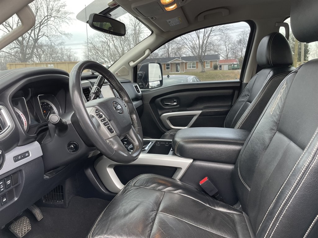 Nissan Titan PRO-4X Crew Cab 4WD 2017