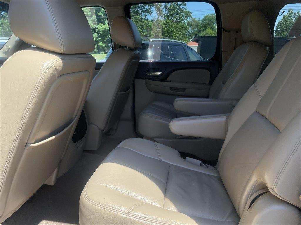 Chevrolet Suburban LT 1500 4WD 2012