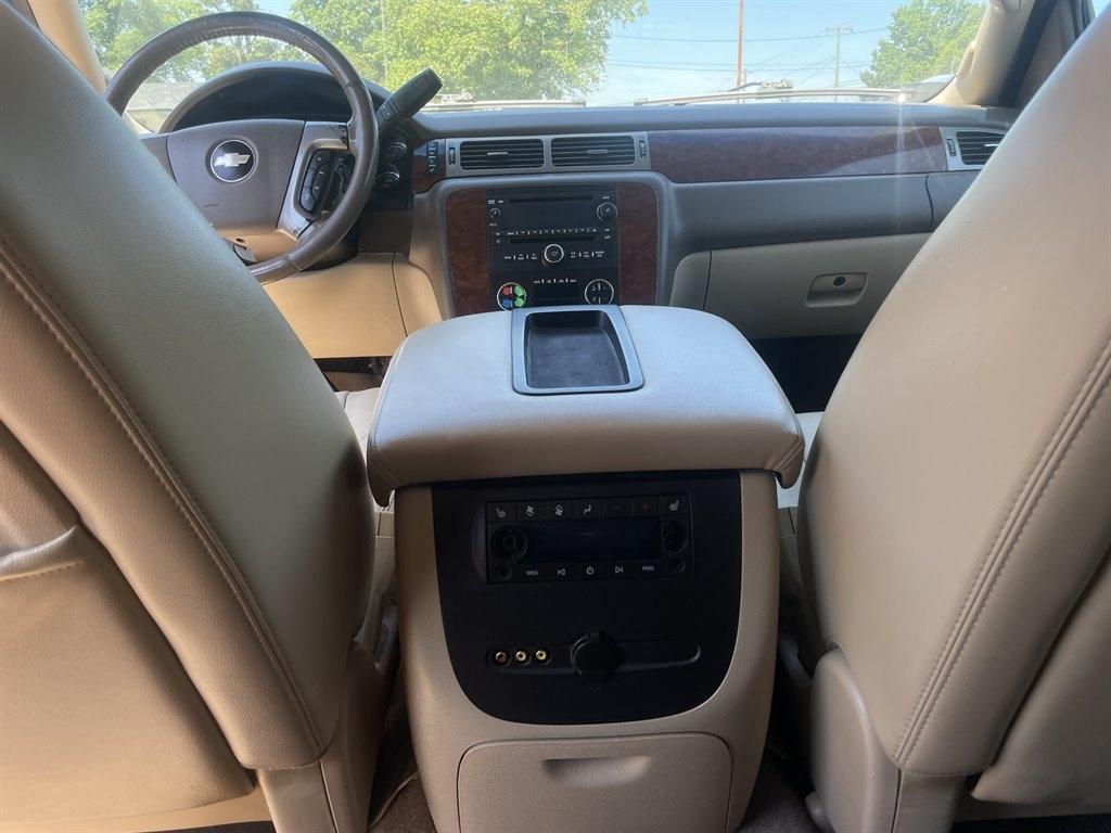 Chevrolet Suburban LT 1500 4WD 2012