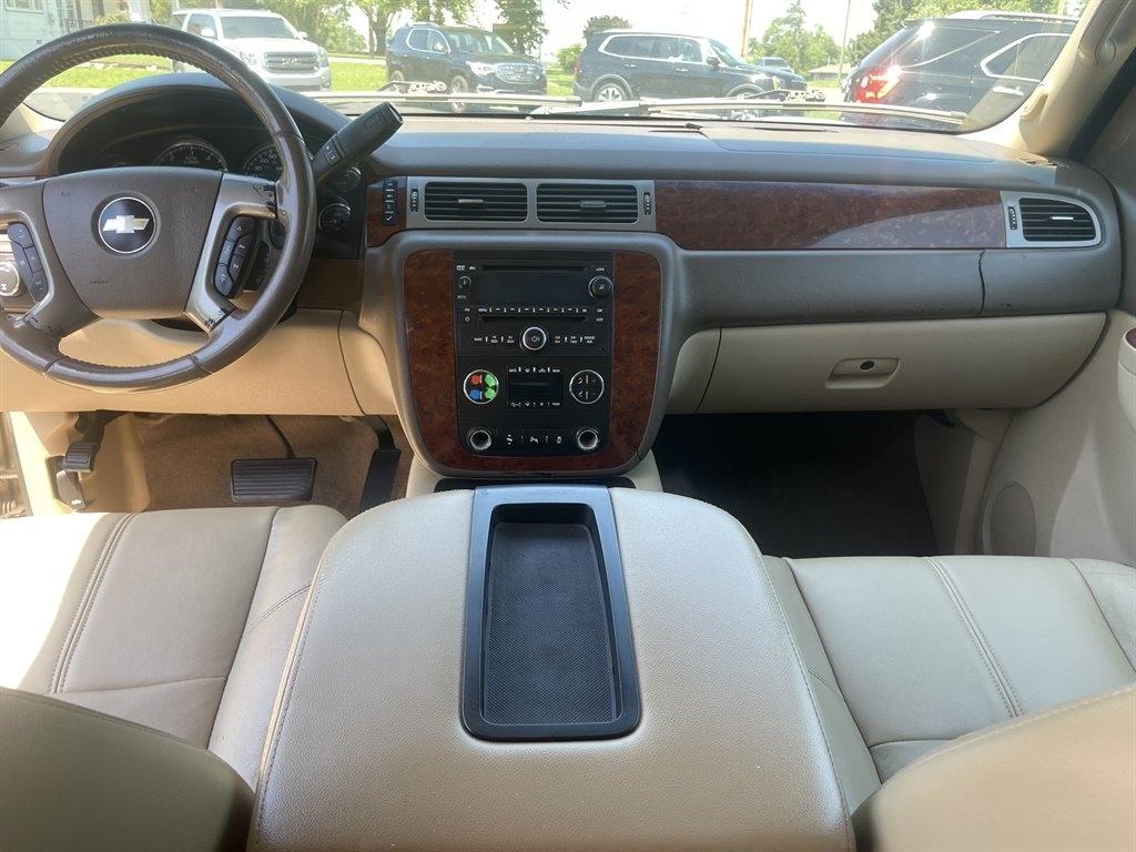 Chevrolet Suburban LT 1500 4WD 2012