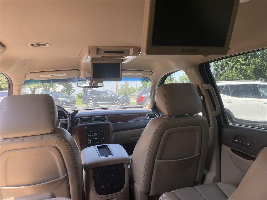 Chevrolet Suburban LT 1500 4WD 2012