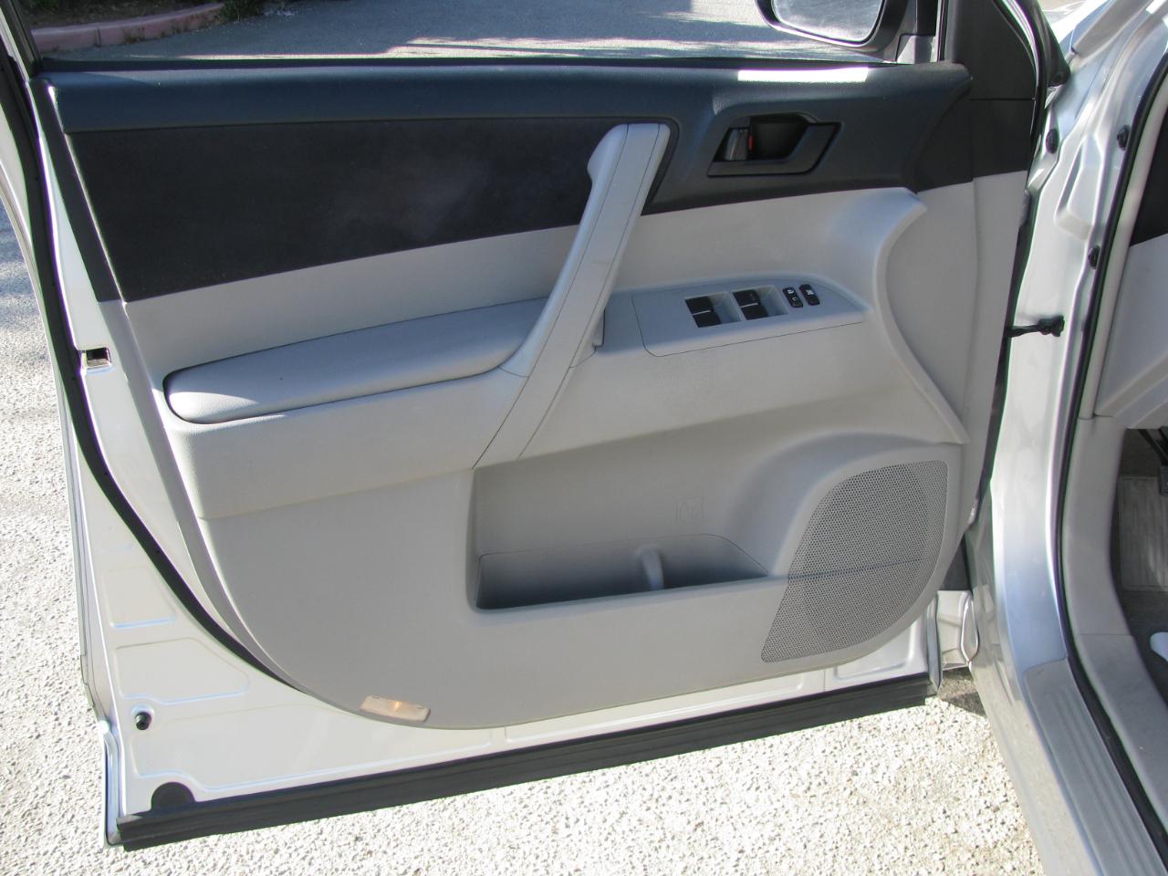 Toyota Highlander FWD 4dr Base (Natl) 2008