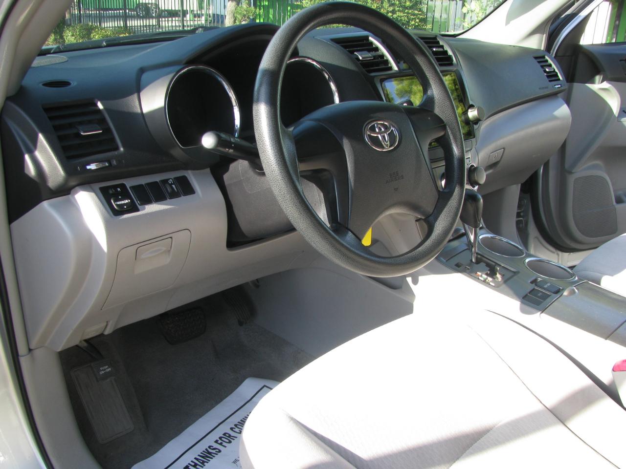 Toyota Highlander FWD 4dr Base (Natl) 2008