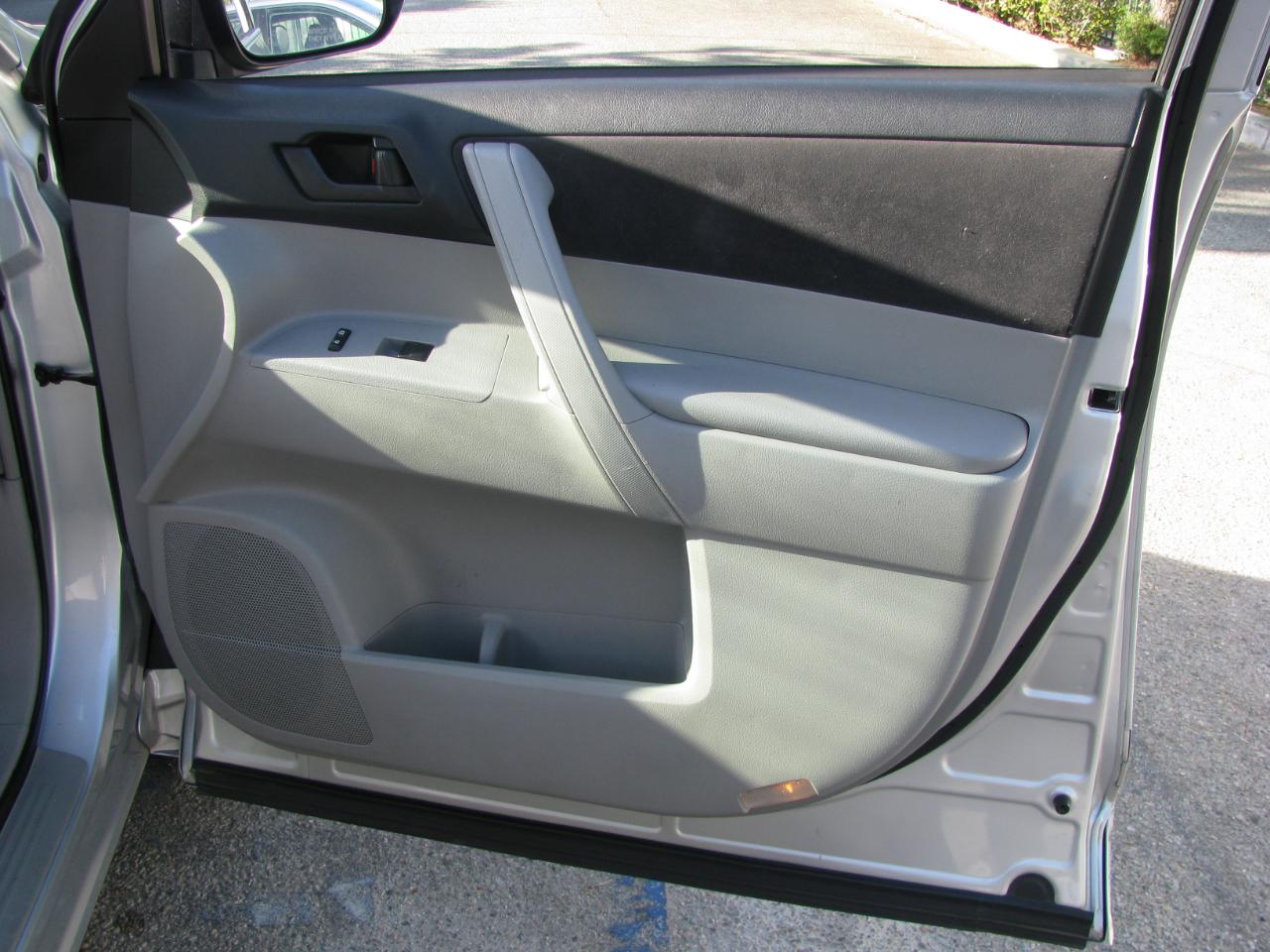 Toyota Highlander FWD 4dr Base (Natl) 2008