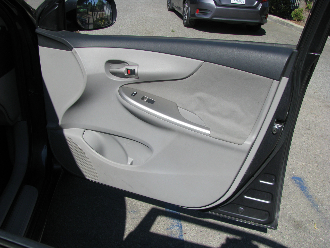 Toyota Corolla 4dr Sdn Auto LE (Natl) 2011 Toyota Corolla 4dr Sdn Auto LE (Natl) 2011