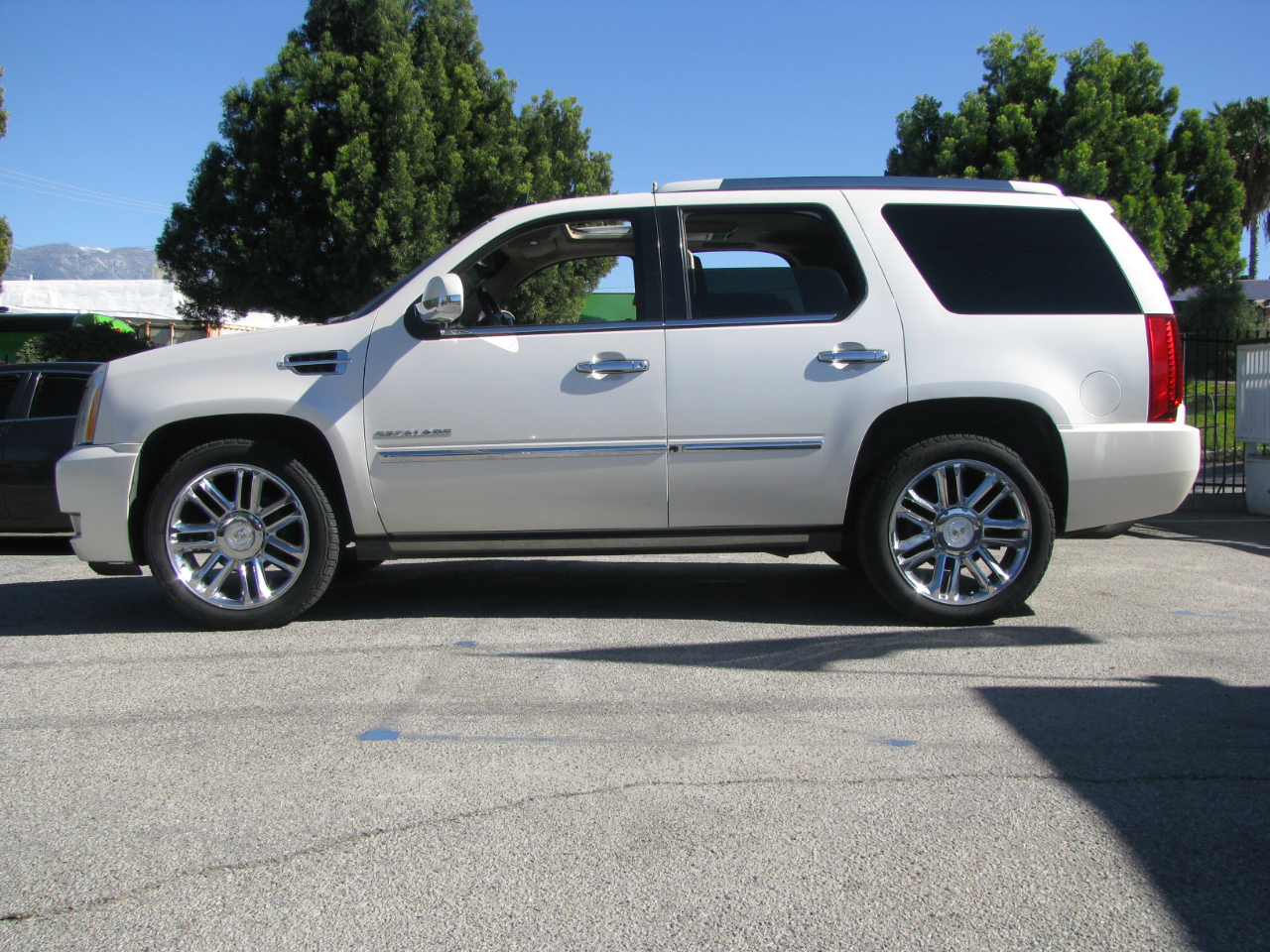 2011 Cadillac Escalade AWD 4dr Platinum Edition