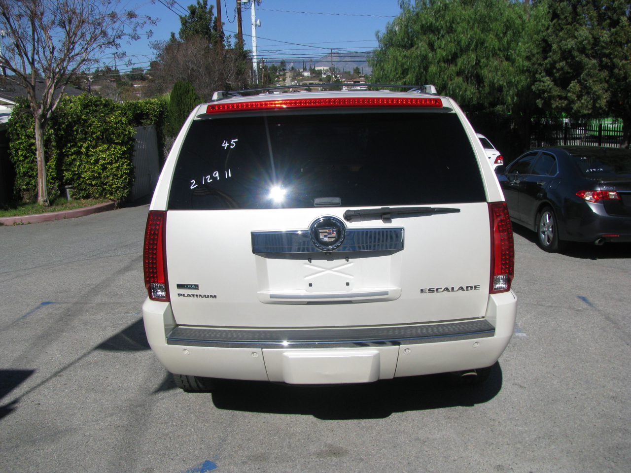 Cadillac Escalade AWD 4dr Platinum Edition 2011