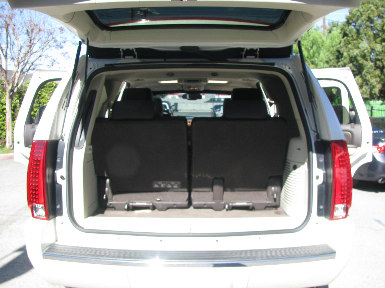 Cadillac Escalade AWD 4dr Platinum Edition 2011