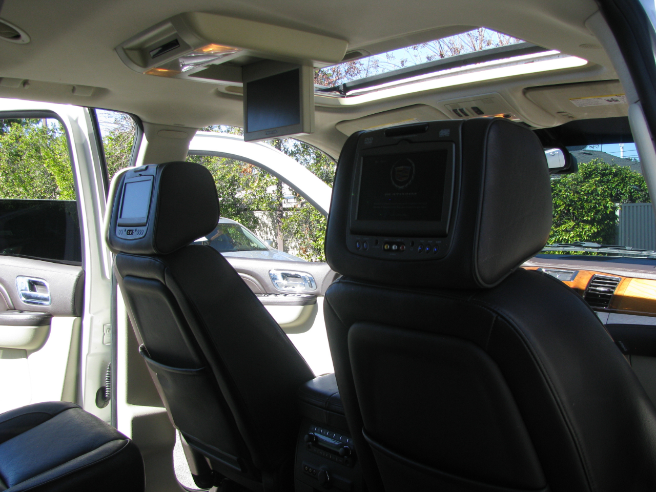 Cadillac Escalade AWD 4dr Platinum Edition 2011