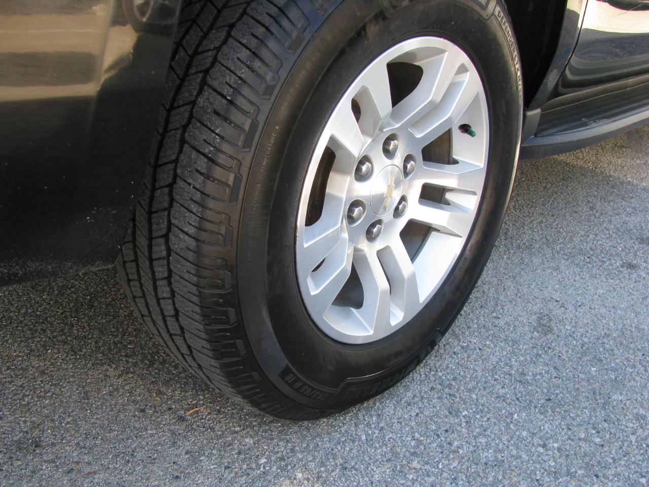 Chevrolet Suburban 4WD 4dr 1500 LT 2017